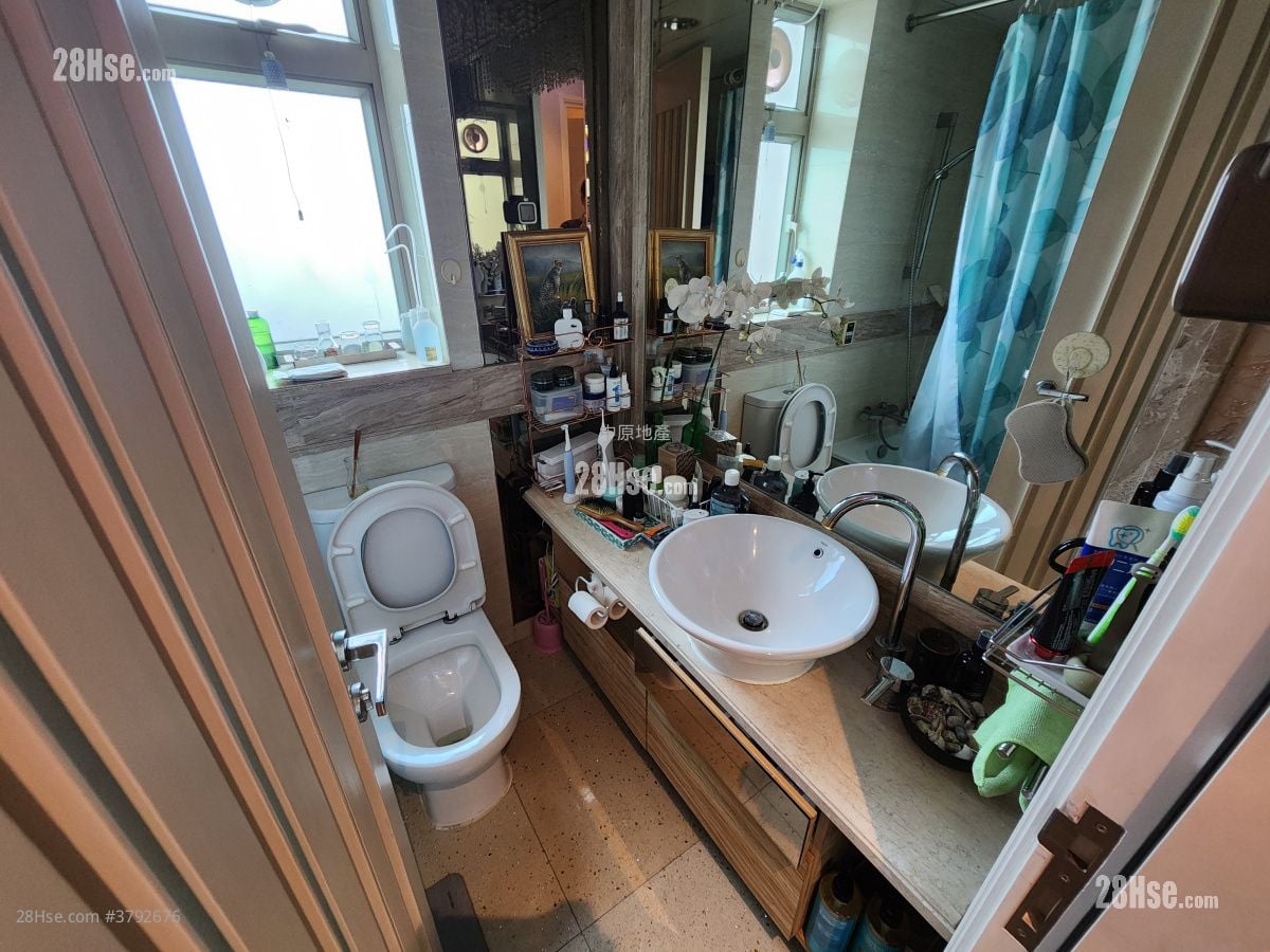 Uptown Sell 4 Bedrooms , 3 Bathrooms 949 ft²