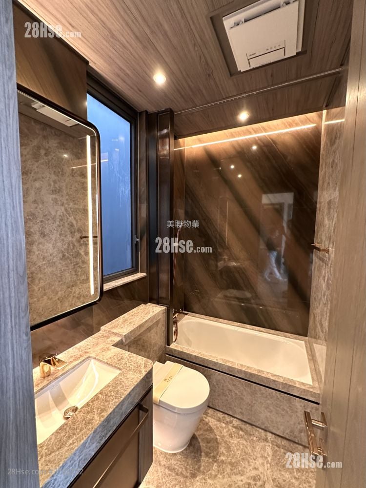 In One Rental 2 Bedrooms 425 ft²