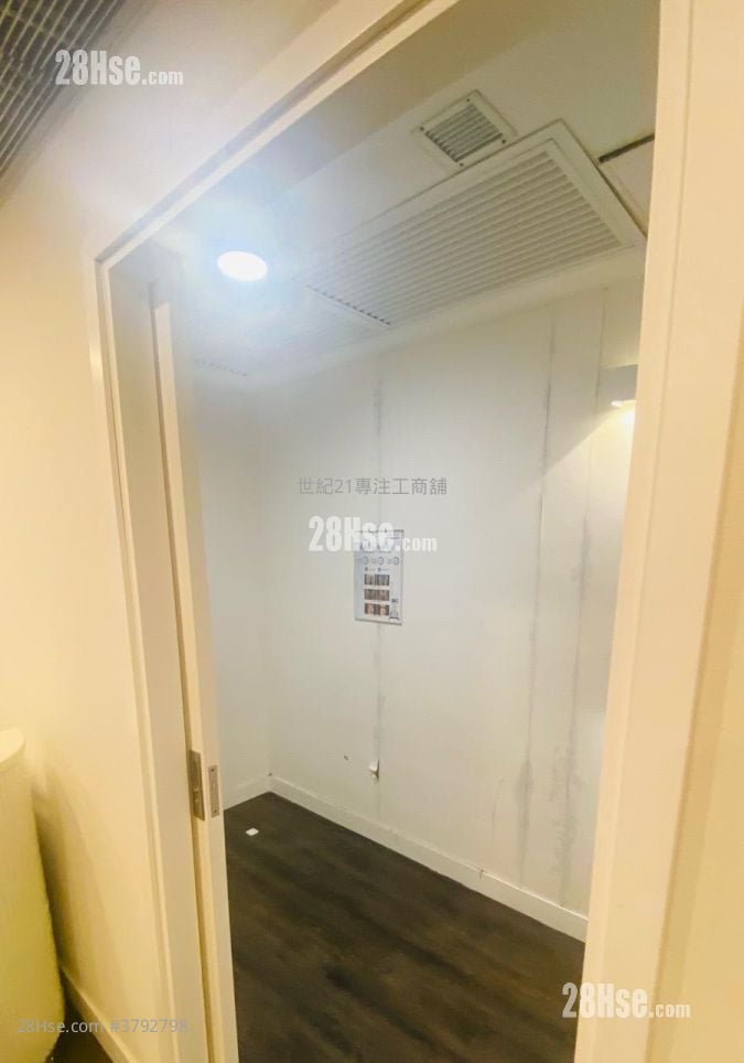 飞达商业中心 租盘 5+ 房 , 2 厕所