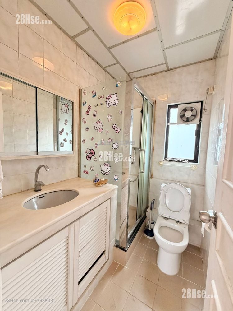 Hong Kong Gold Coast Sell 3 Bedrooms , 2 Bathrooms 685 ft²