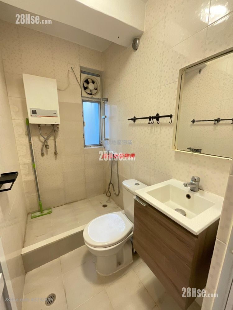 Ho Tat Building Sell 2 Bedrooms , 1 Bathroom 249 ft²