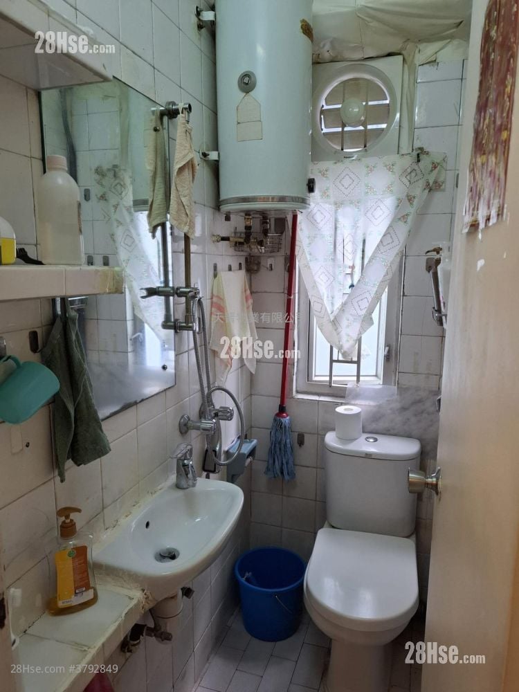 Wang Fung Building Sell 2 Bedrooms , 1 Bathroom 351 ft²