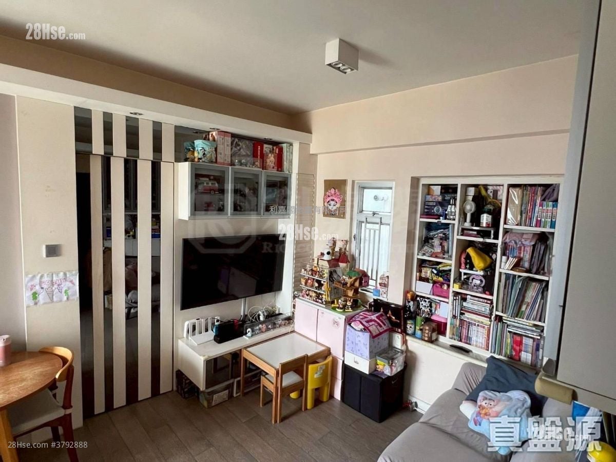 Mayfair Gardens Sell 2 Bedrooms , 1 Bathroom 401 ft²