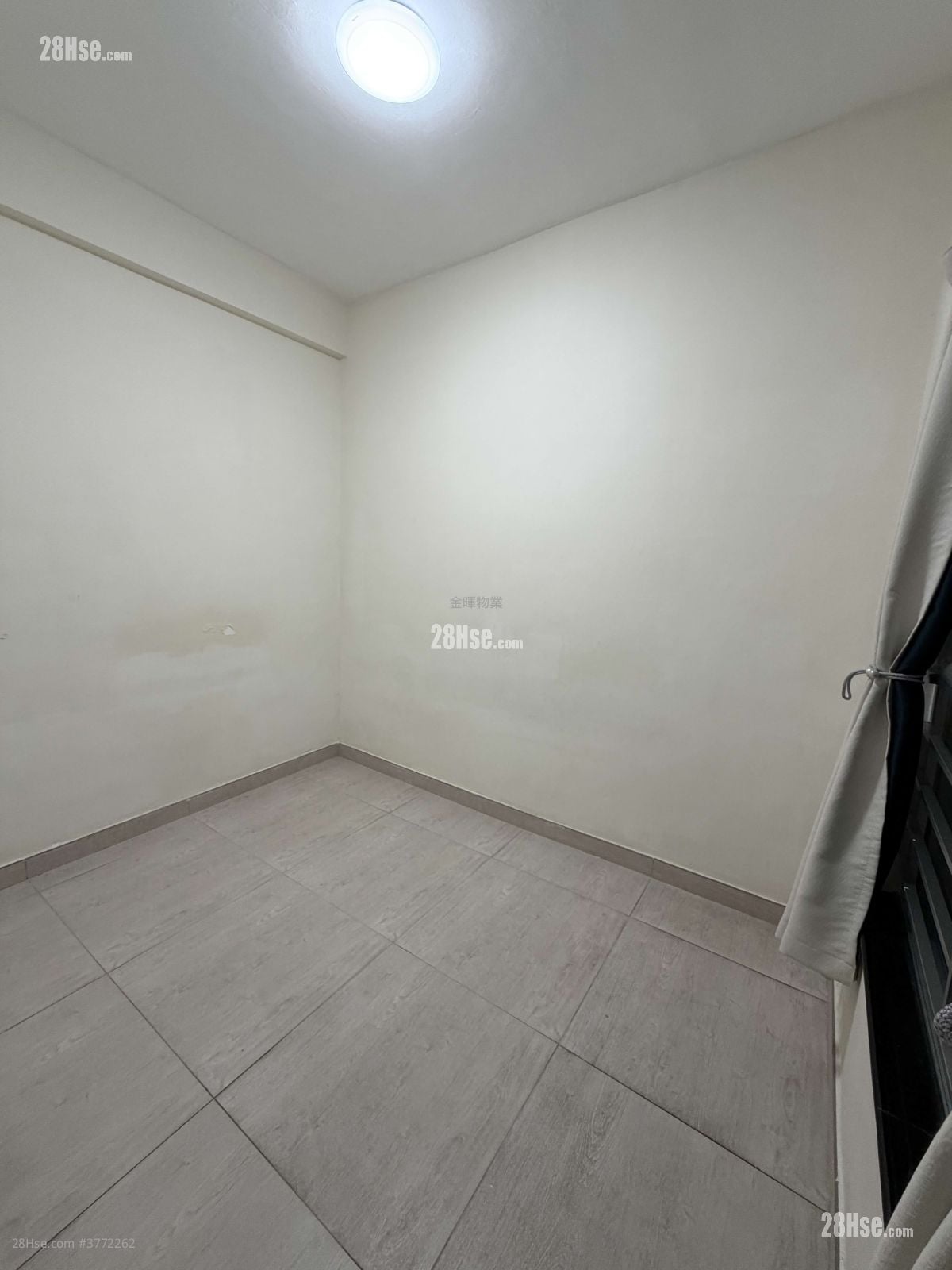 Ko Nga Court Sell 2 Bedrooms , 1 Bathroom 365 ft²