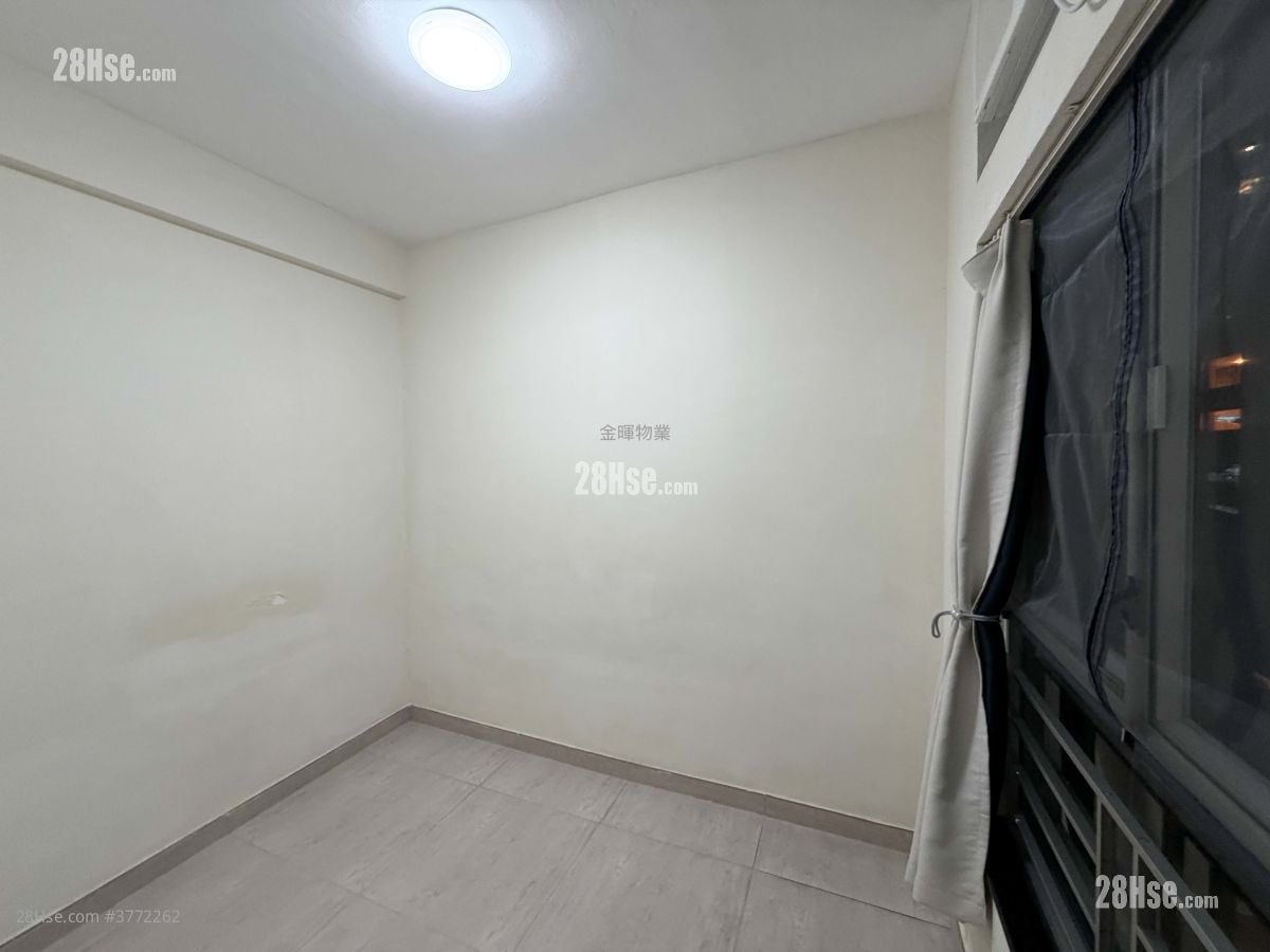 Ko Nga Court Sell 2 Bedrooms , 1 Bathroom 365 ft²
