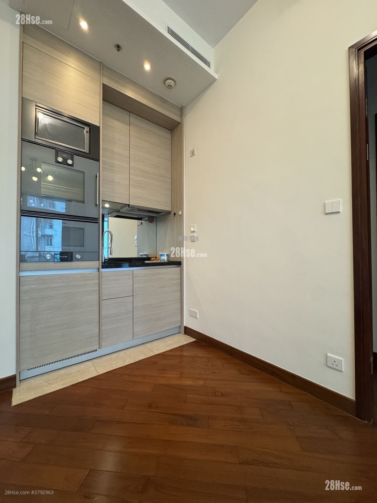 The Avenue Rental 2 Bedrooms 530 ft²