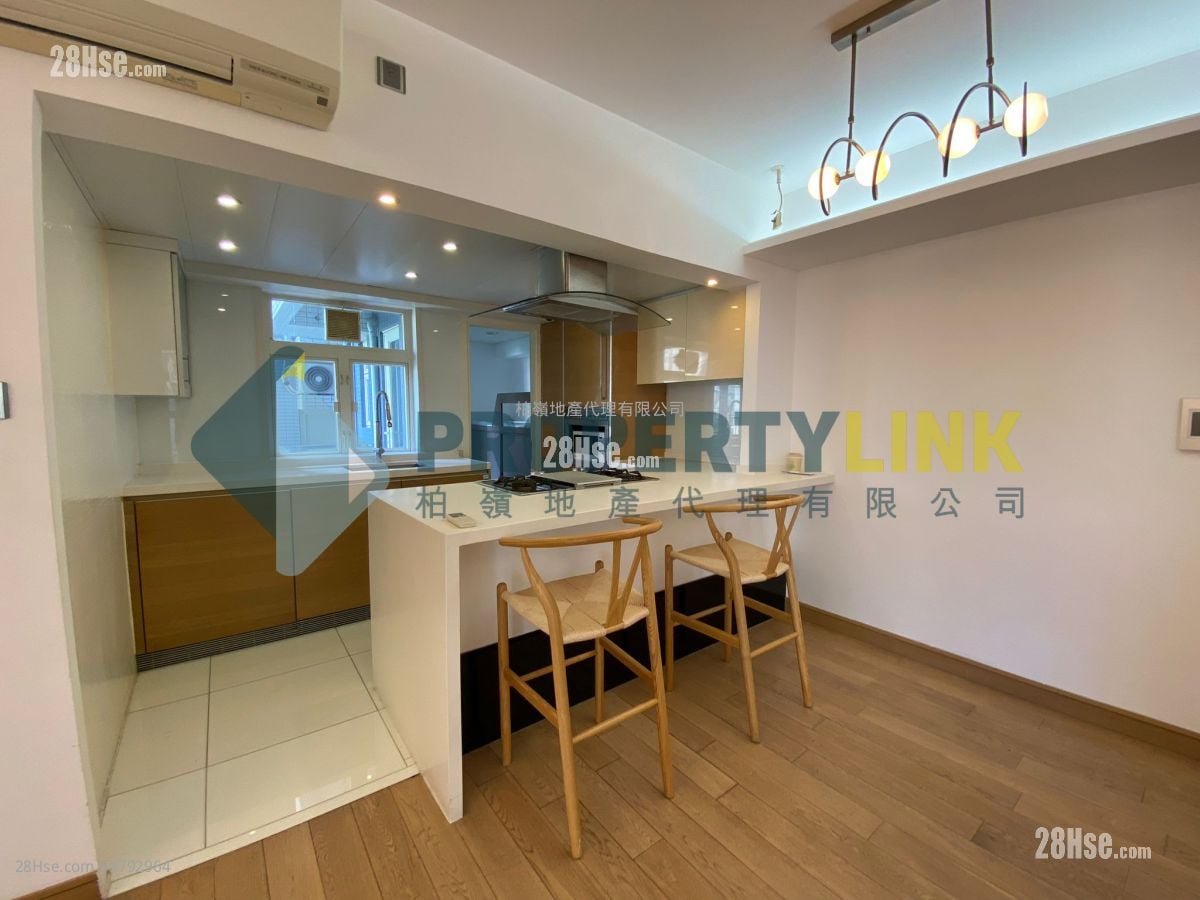 Centre Stage Sell 3 Bedrooms , 2 Bathrooms 809 ft²