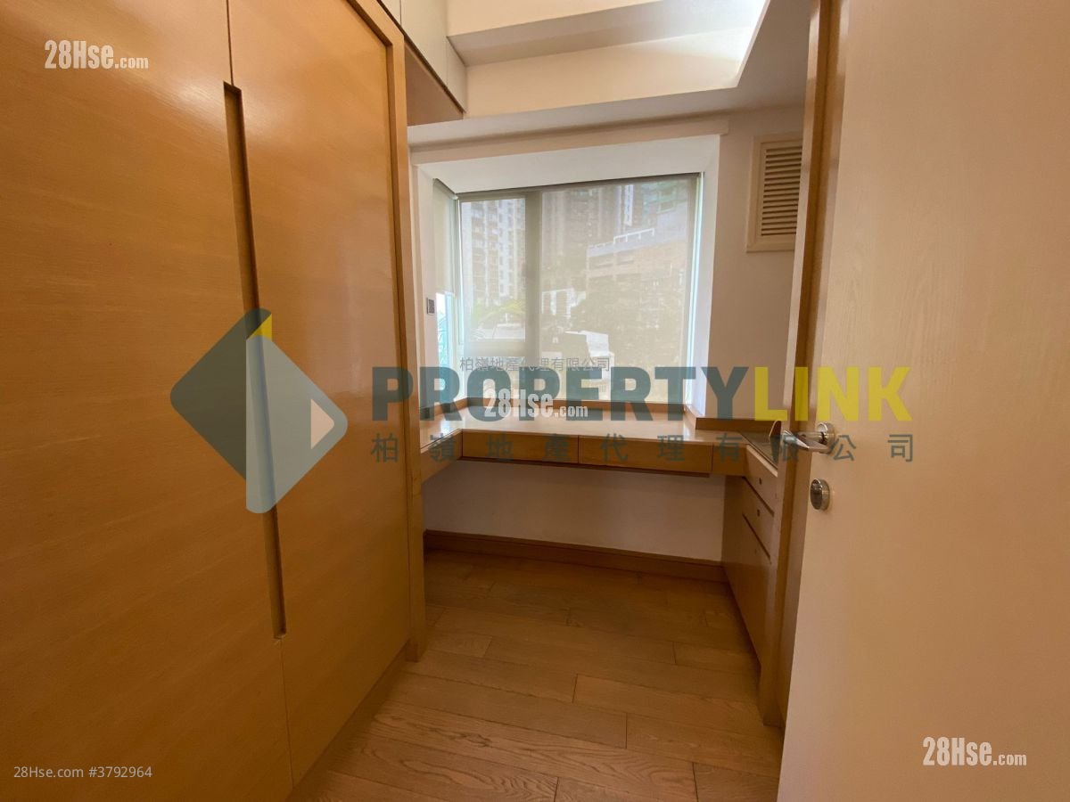 Centre Stage Sell 3 Bedrooms , 2 Bathrooms 809 ft²