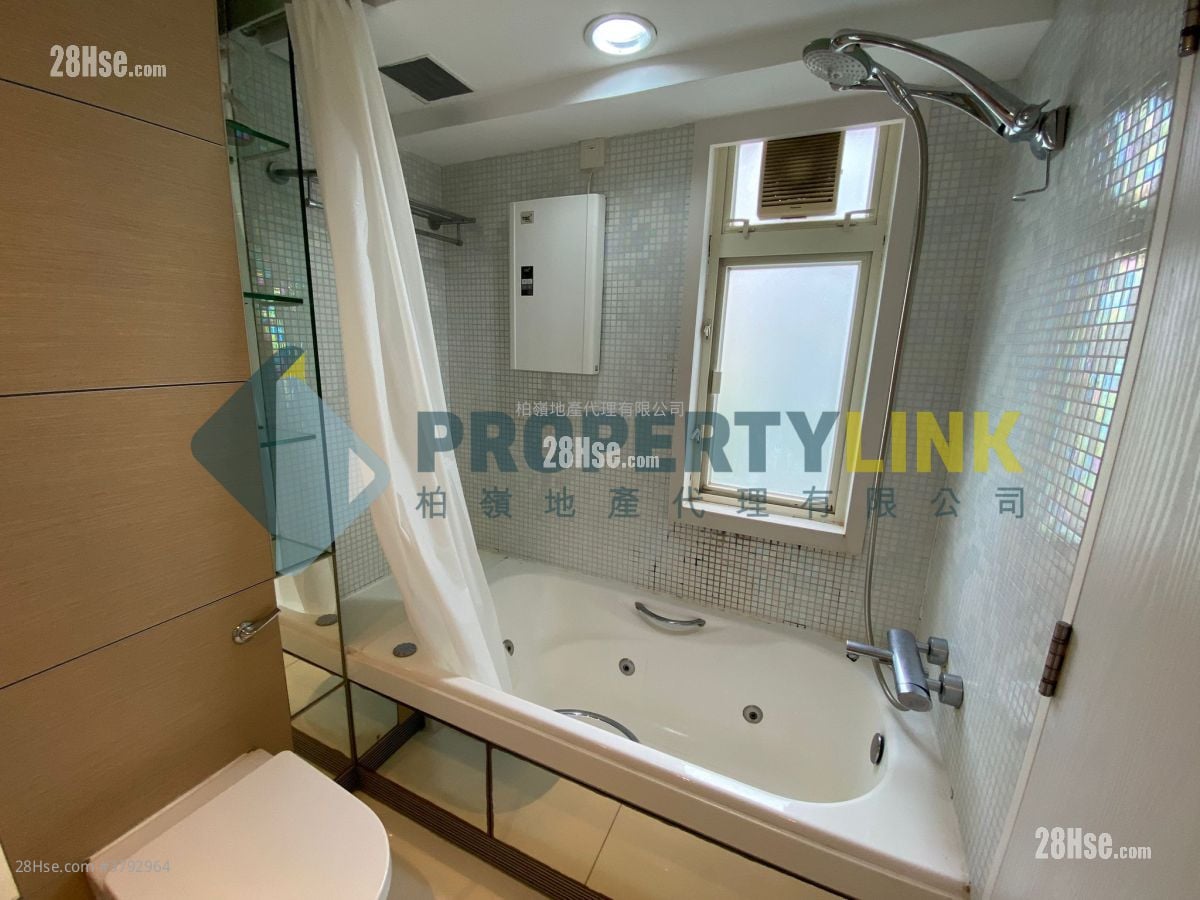 Centre Stage Sell 3 Bedrooms , 2 Bathrooms 809 ft²