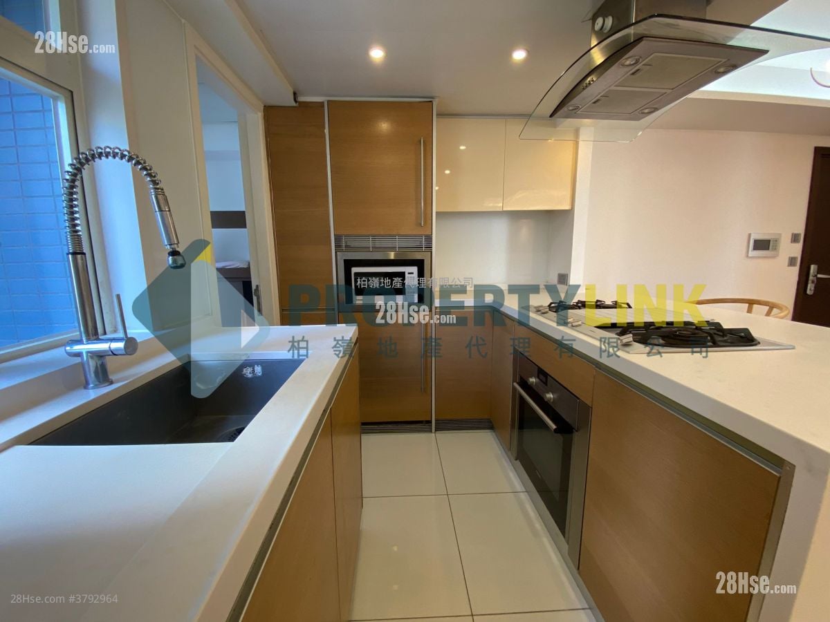 Centre Stage Sell 3 Bedrooms , 2 Bathrooms 809 ft²