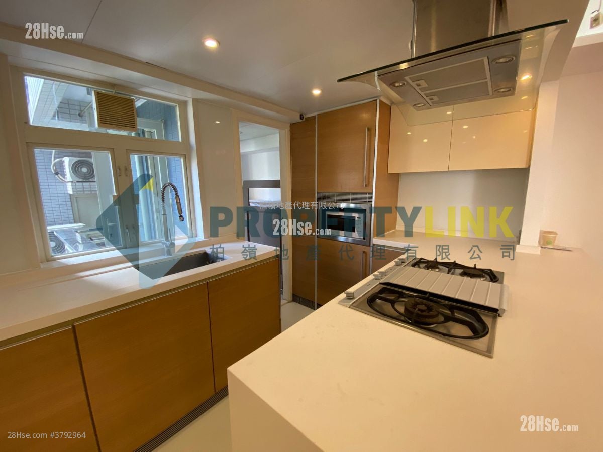 Centre Stage Sell 3 Bedrooms , 2 Bathrooms 809 ft²