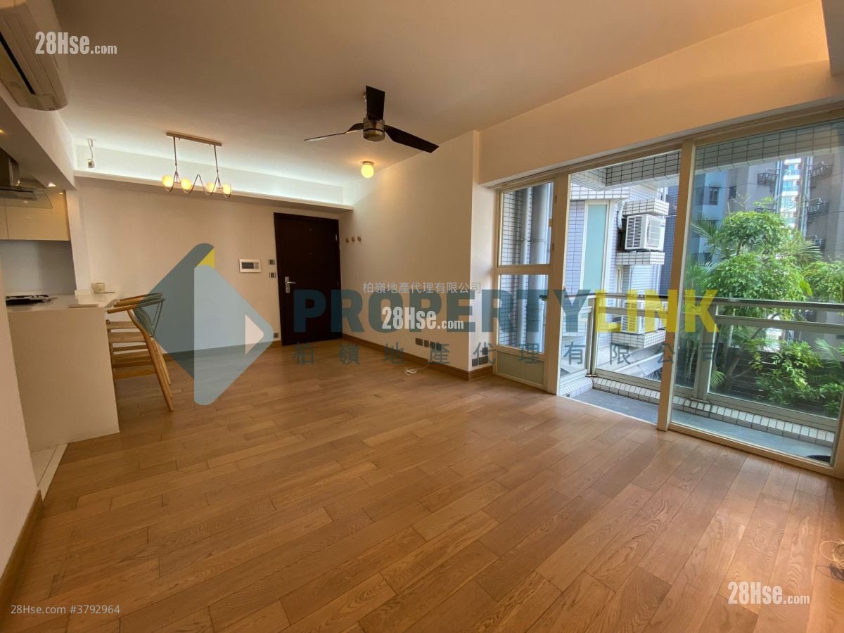 Centre Stage Sell 3 Bedrooms , 2 Bathrooms 809 ft²