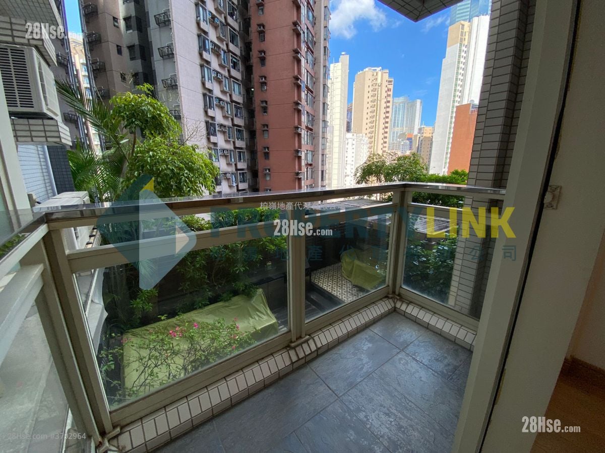 Centre Stage Sell 3 Bedrooms , 2 Bathrooms 809 ft²