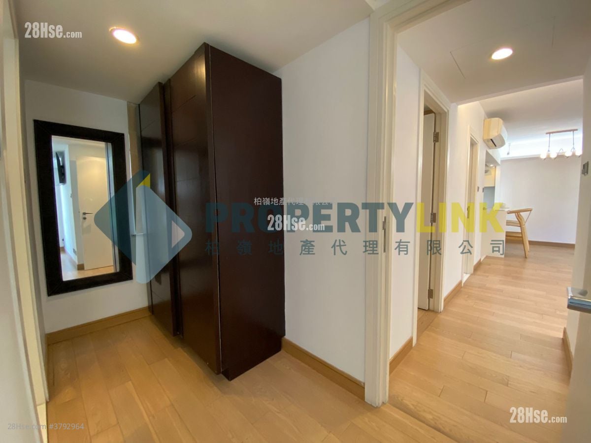 Centre Stage Sell 3 Bedrooms , 2 Bathrooms 809 ft²