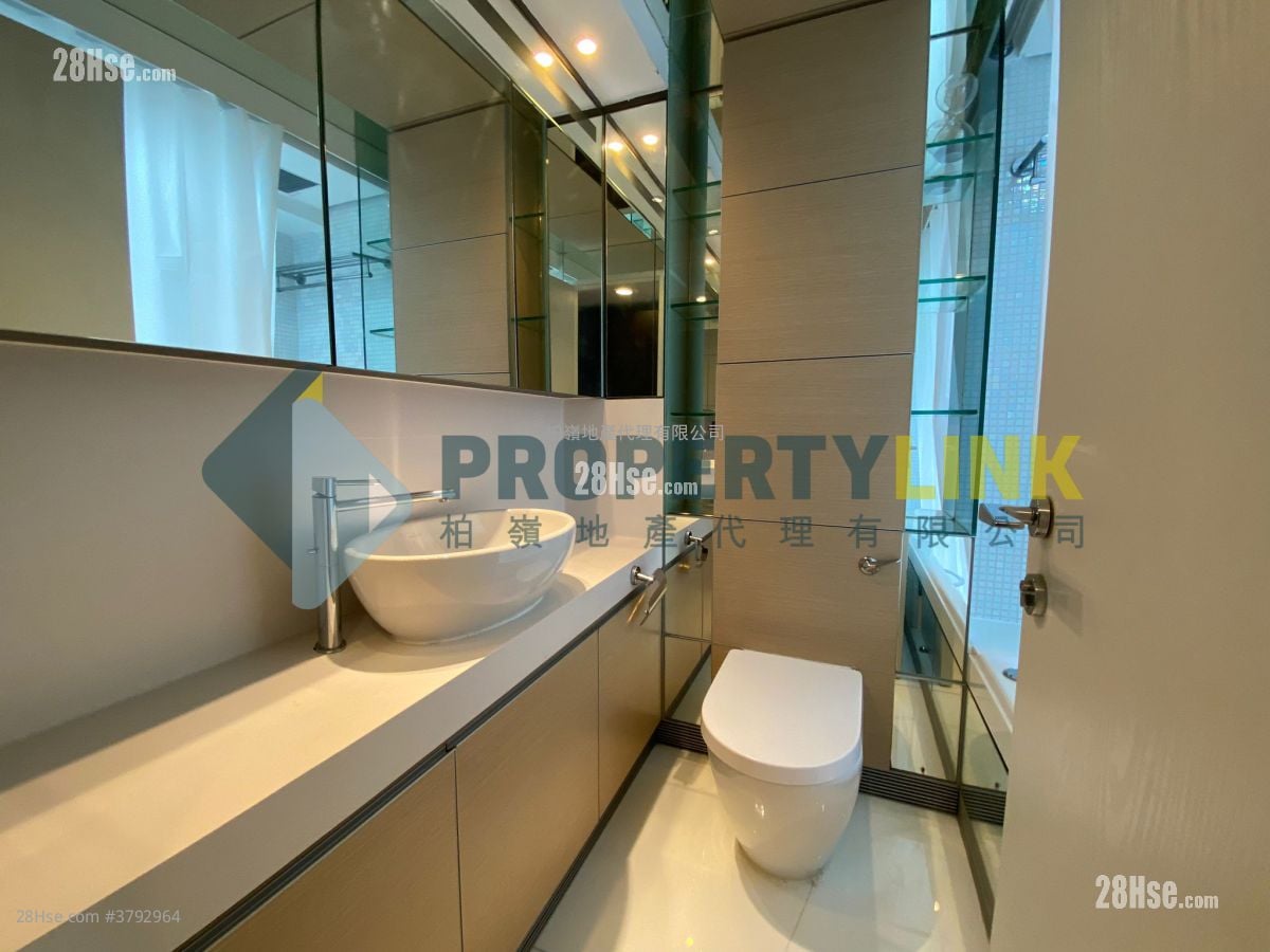 Centre Stage Sell 3 Bedrooms , 2 Bathrooms 809 ft²