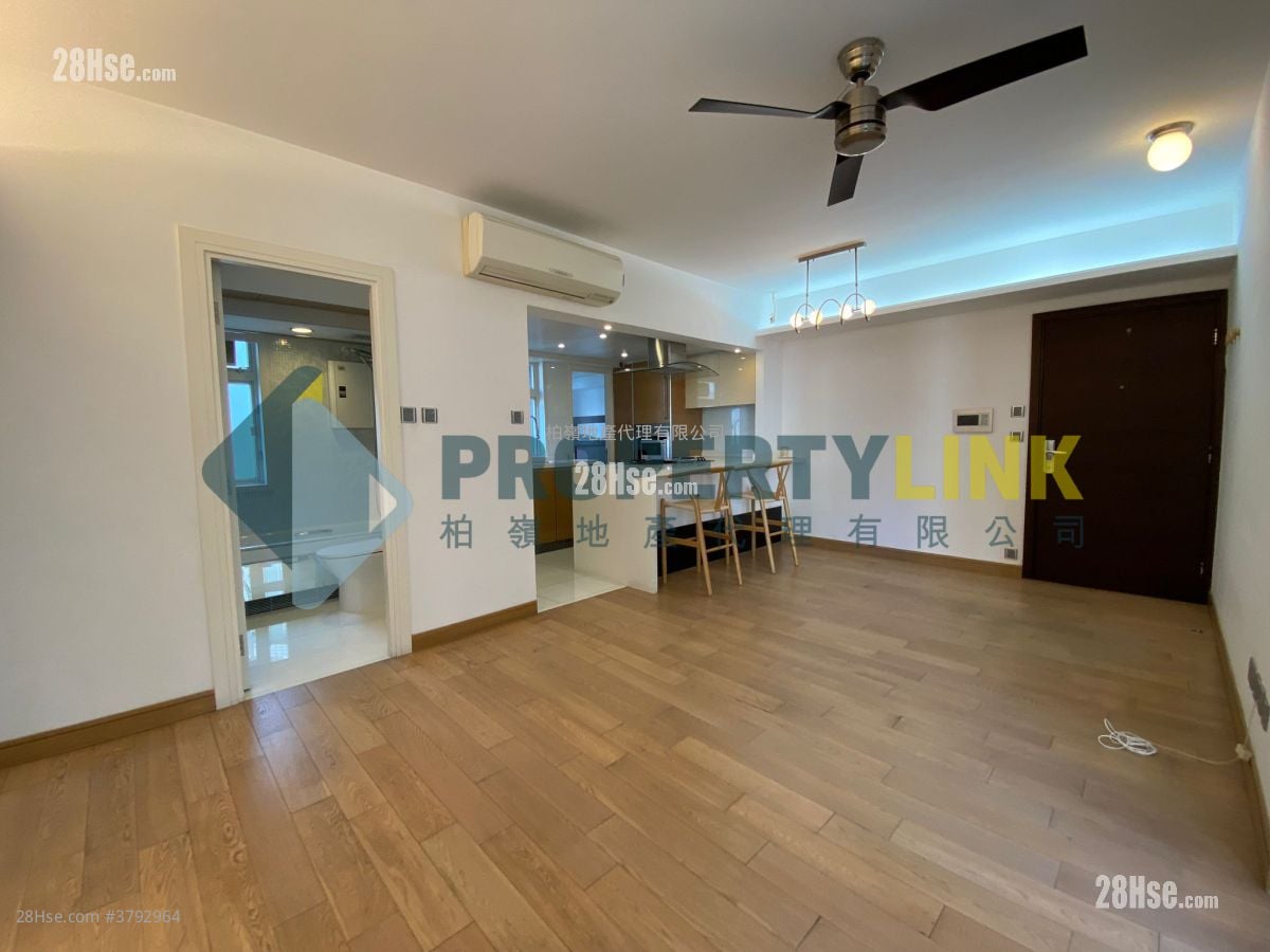 Centre Stage Sell 3 Bedrooms , 2 Bathrooms 809 ft²