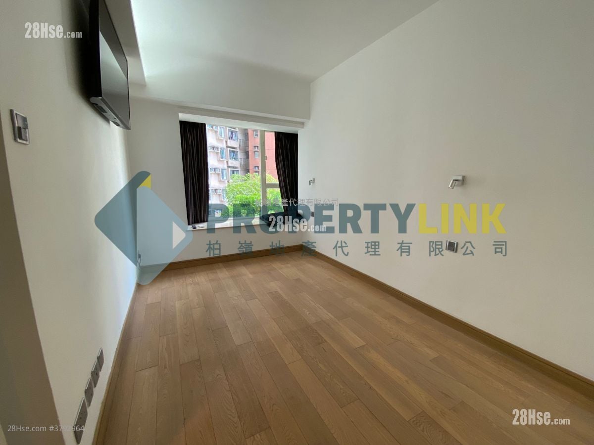 Centre Stage Sell 3 Bedrooms , 2 Bathrooms 809 ft²