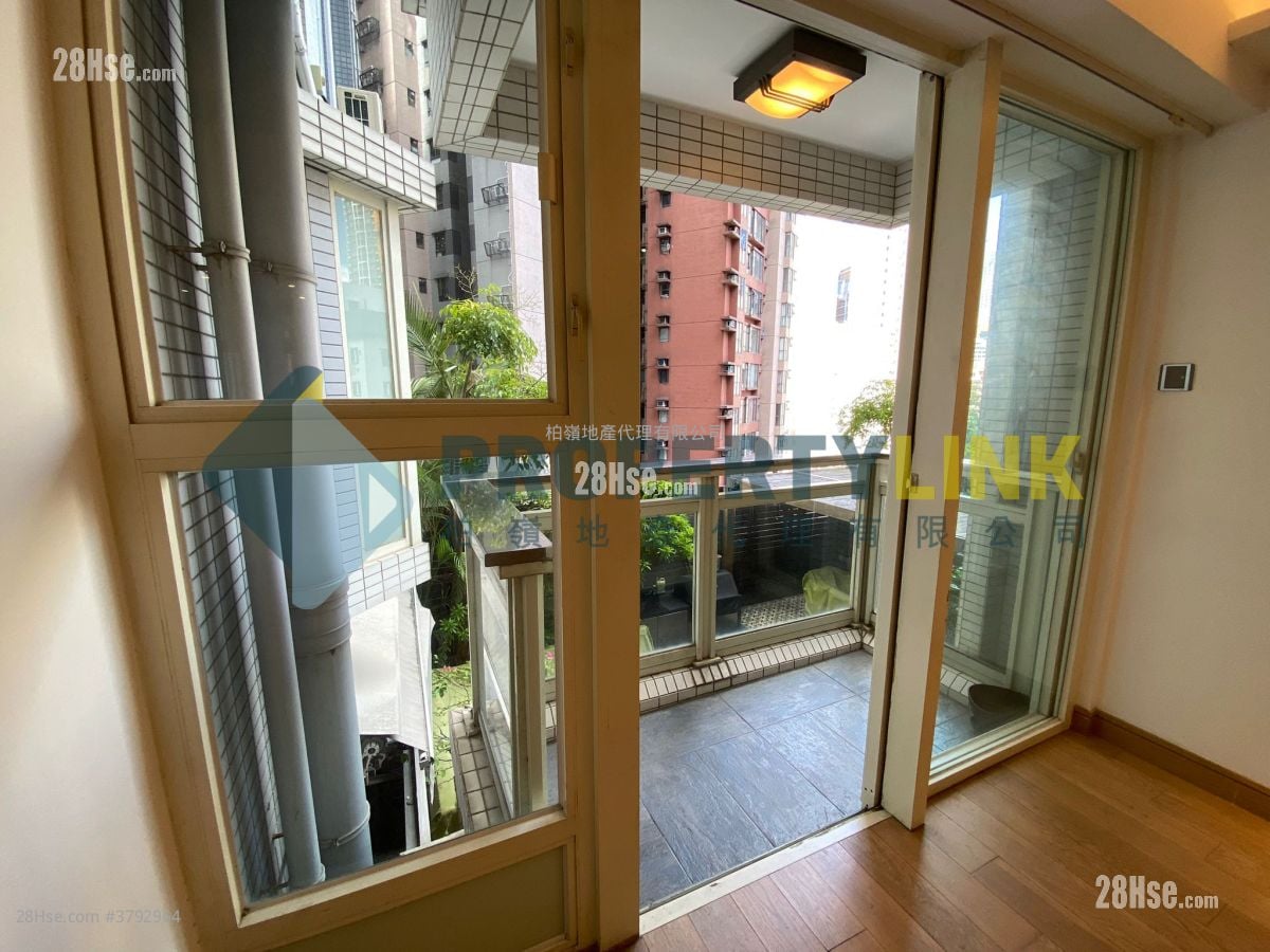 Centre Stage Sell 3 Bedrooms , 2 Bathrooms 809 ft²