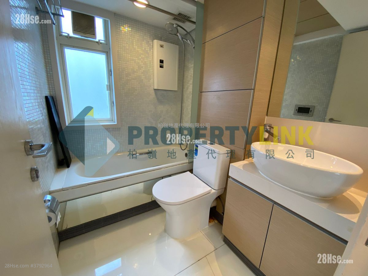 Centre Stage Sell 3 Bedrooms , 2 Bathrooms 809 ft²