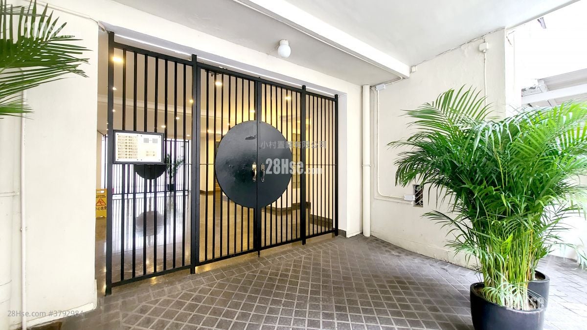 main door: 8 Sau Chuk Yuen Road Rental 3 Bedrooms , 2 Bathrooms 1,026 ft²