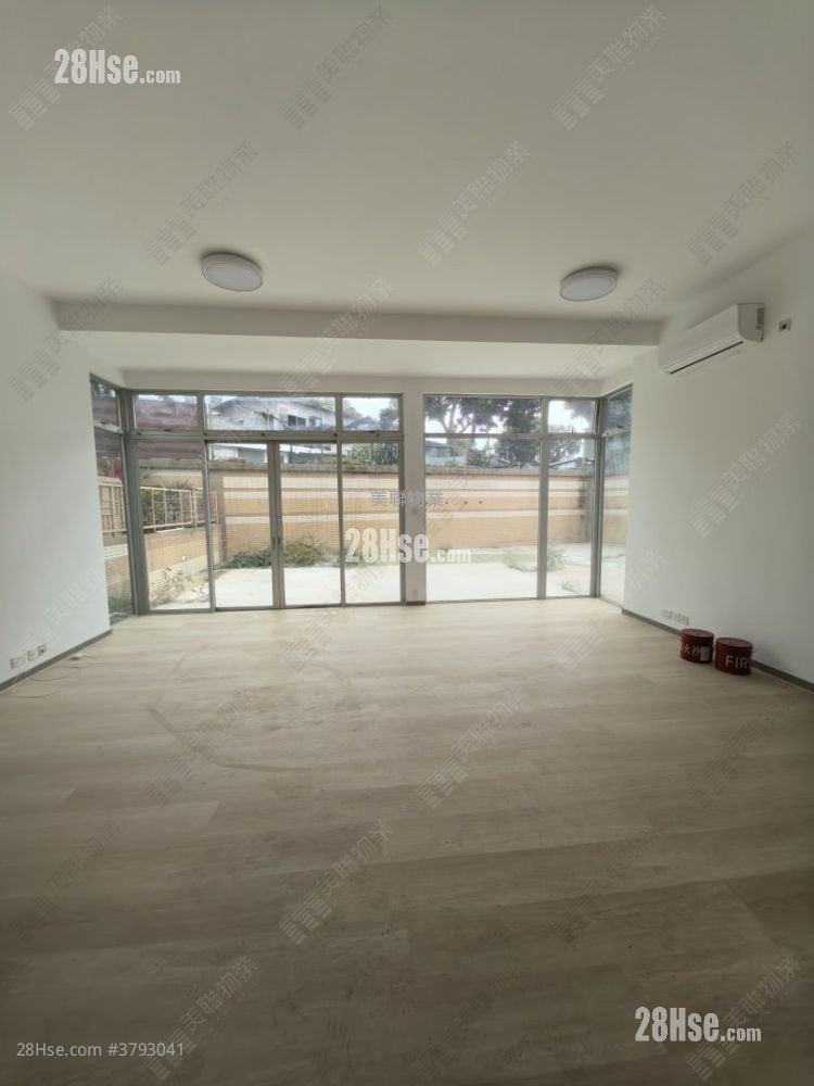 living room: Miami Crescent Sell 5+ Bedrooms , 5+ Bathrooms 2,236 ft²