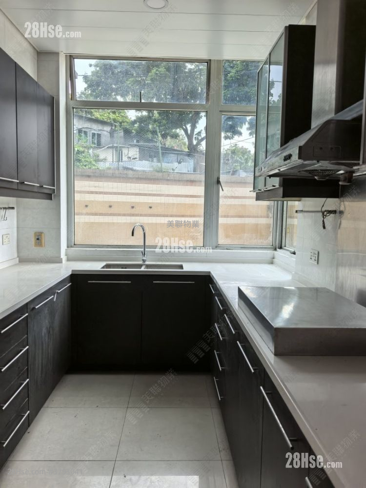 kitchen: Miami Crescent Sell 5+ Bedrooms , 5+ Bathrooms 2,236 ft²
