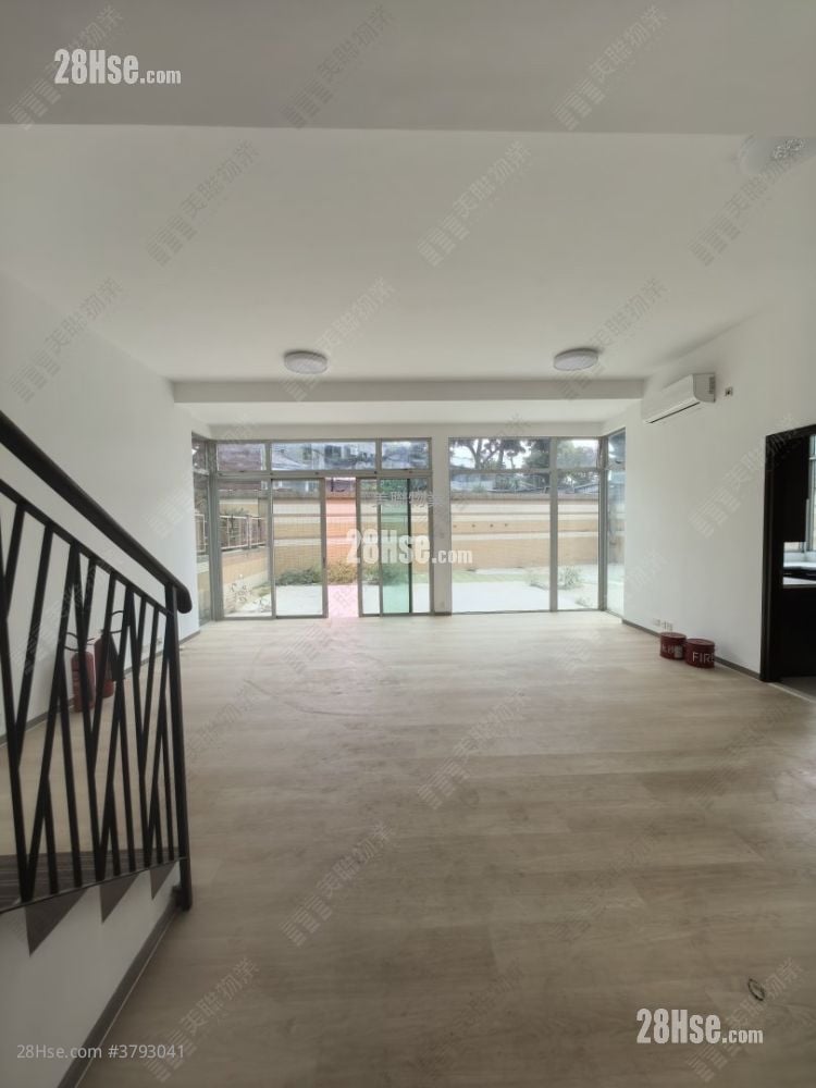 living room: Miami Crescent Sell 5+ Bedrooms , 5+ Bathrooms 2,236 ft²