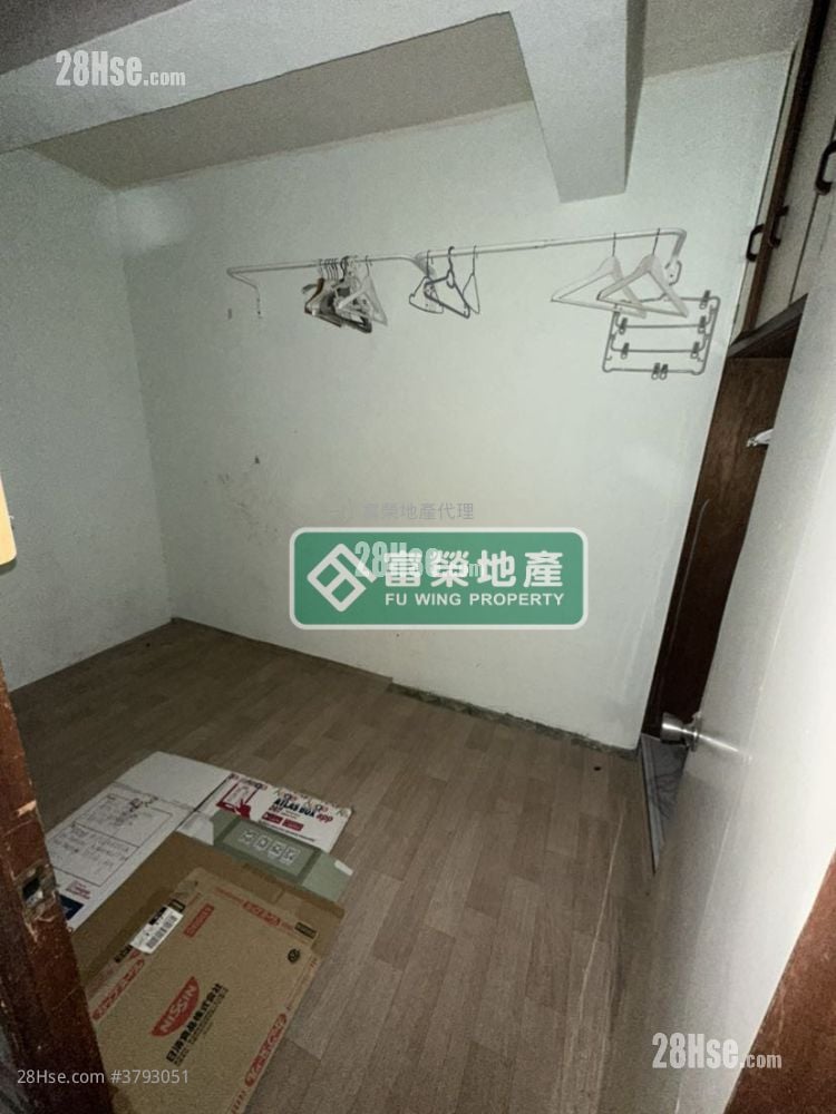 Tenement House Sell 3 Bedrooms , 1 Bathroom 745 ft²