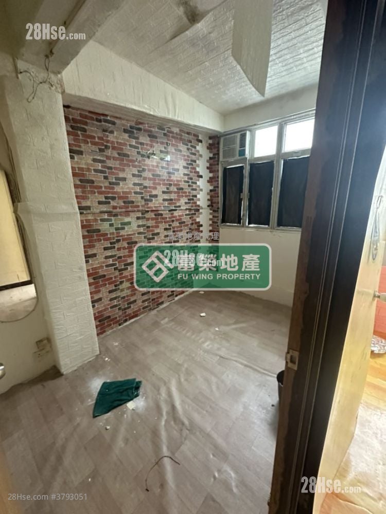 Tenement House Sell 3 Bedrooms , 1 Bathroom 745 ft²