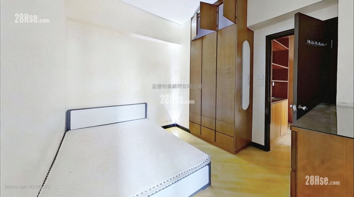 Yue King Building Sell 2 Bedrooms , 1 Bathroom 580 ft²