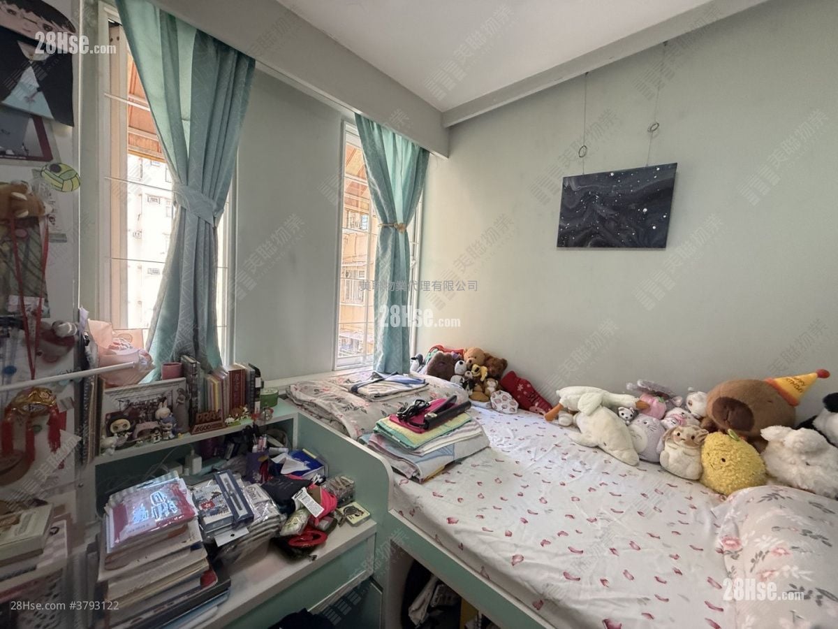 Avon Court Sell 3 Bedrooms , 2 Bathrooms 926 ft²