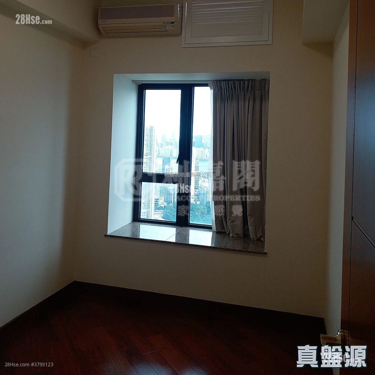 The Arch Sell 3 Bedrooms , 2 Bathrooms 1,017 ft²