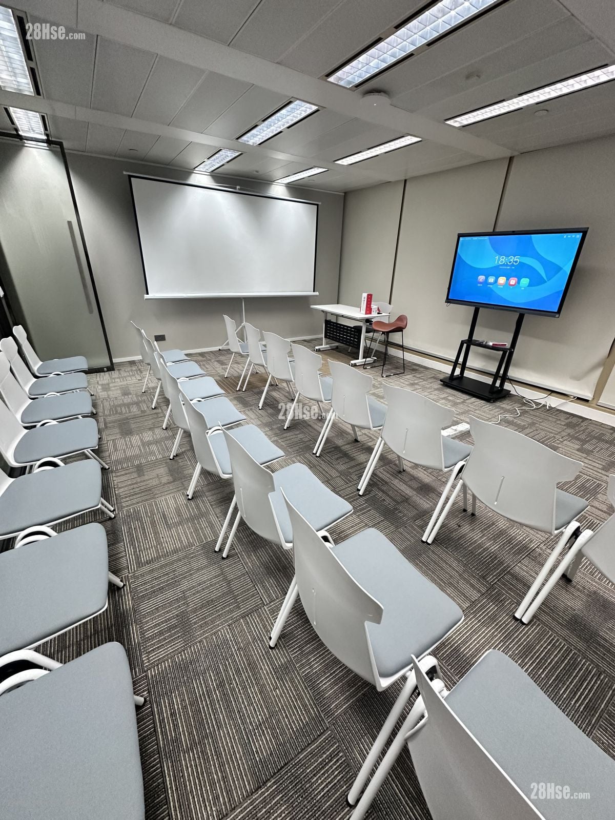 Hip Shing Hong Centre Rental 5+ Bedrooms , 2 Toilets 1,890 ft²