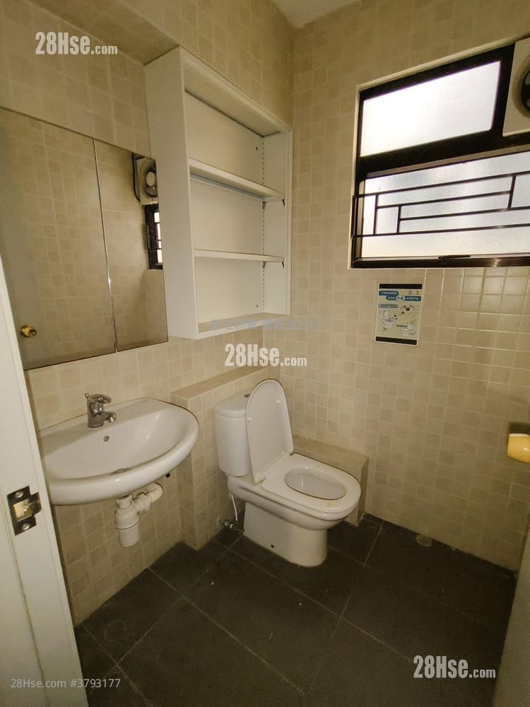 Ping Lam Commercial Building Rental 2 Toilets
