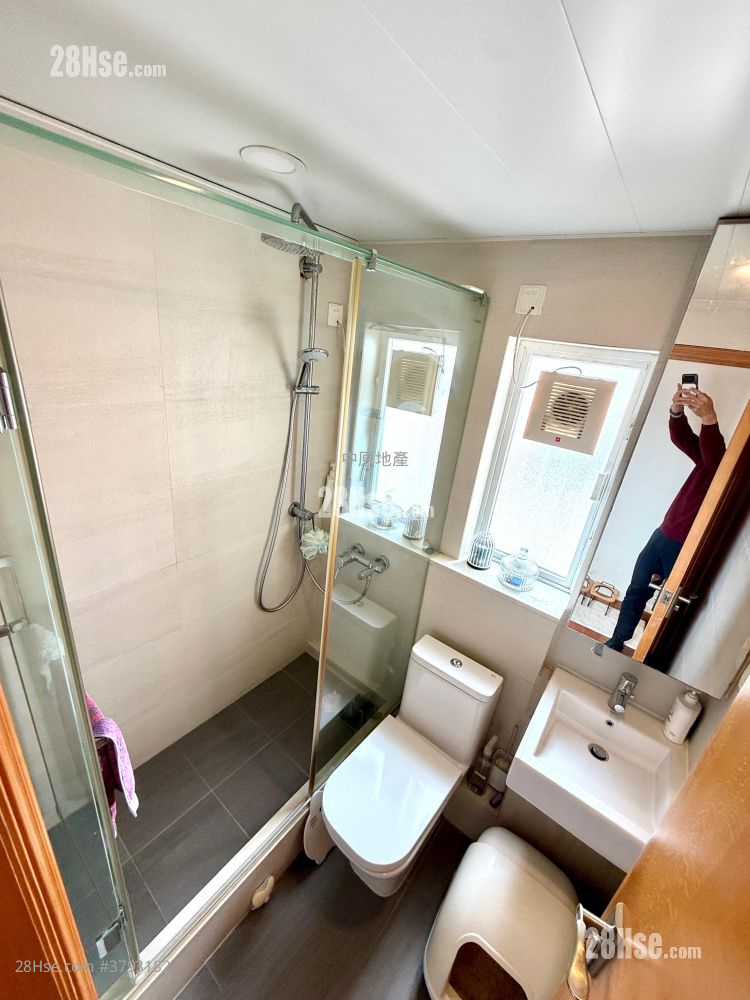 Hong Kong Gold Coast Sell 4 Bedrooms , 2 Bathrooms 576 ft²