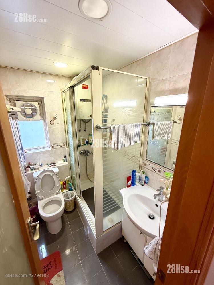 Hong Kong Gold Coast Sell 4 Bedrooms , 2 Bathrooms 576 ft²