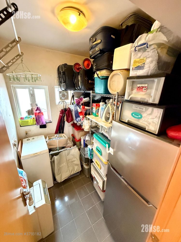 Hong Kong Gold Coast Sell 4 Bedrooms , 2 Bathrooms 576 ft²