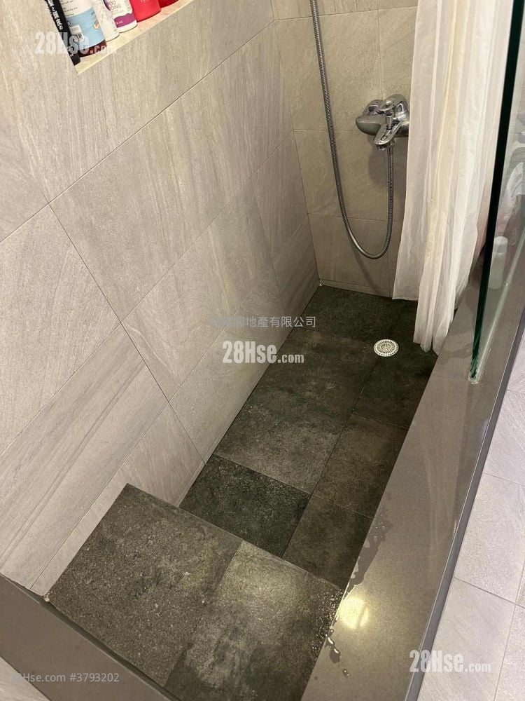 Kornhill Sell 3 Bedrooms , 1 Bathroom 664 ft²