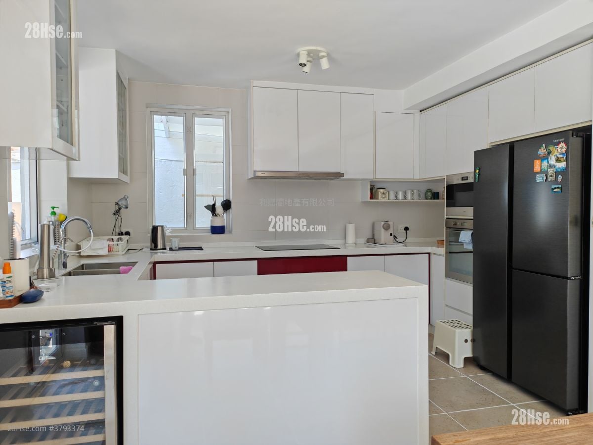 Village Sell 3 Bedrooms , 3 Bathrooms 2,100 ft²