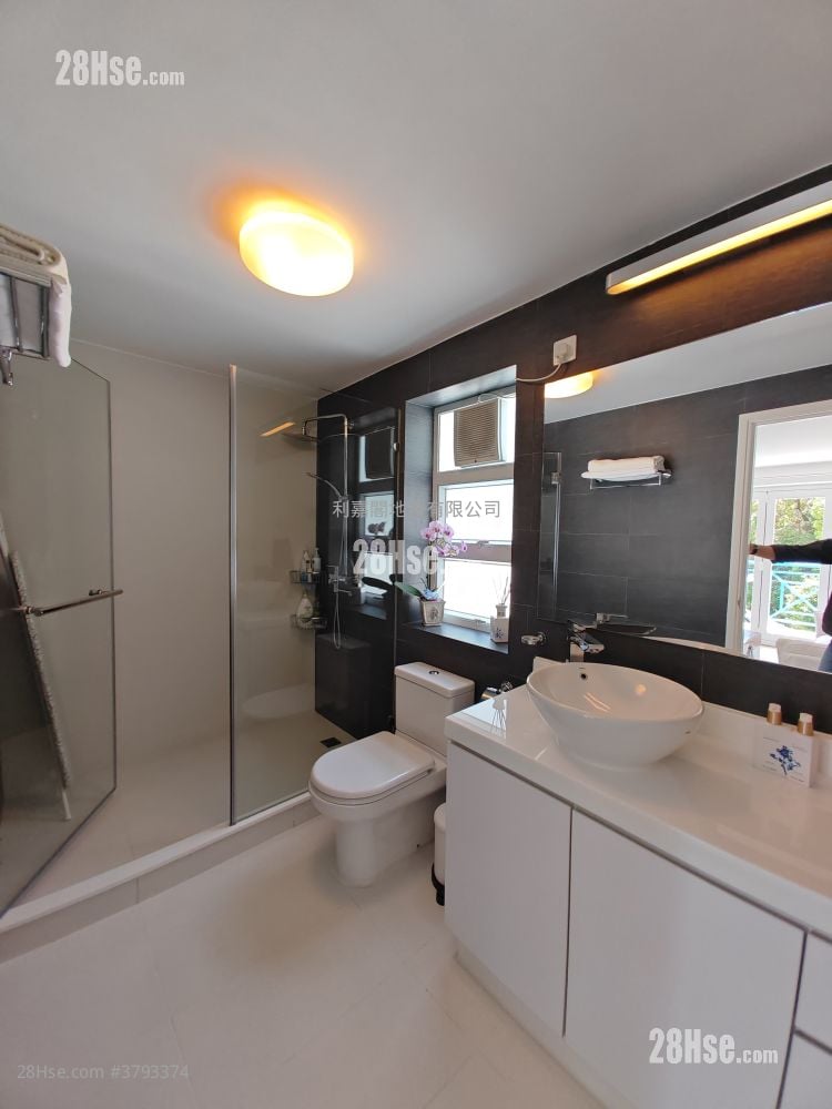 Village Sell 3 Bedrooms , 3 Bathrooms 2,100 ft²