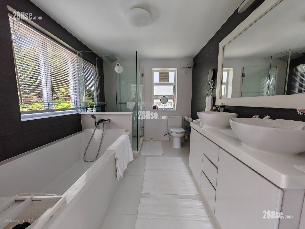 Village Sell 3 Bedrooms , 3 Bathrooms 2,100 ft²