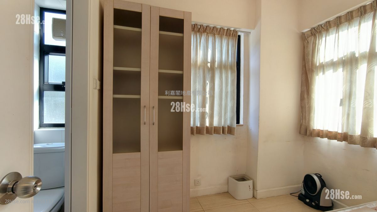 World-Wide Gardens Sell 3 Bedrooms , 2 Bathrooms 1,800 ft²