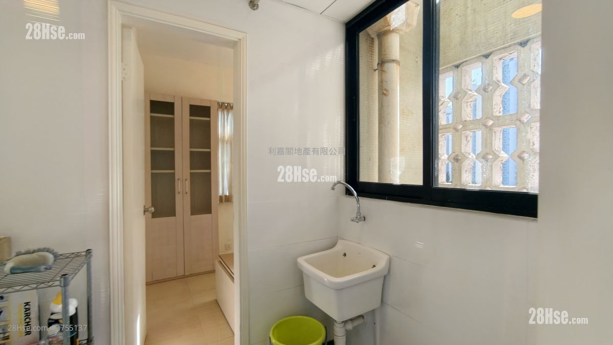 World-Wide Gardens Sell 3 Bedrooms , 2 Bathrooms 1,800 ft²