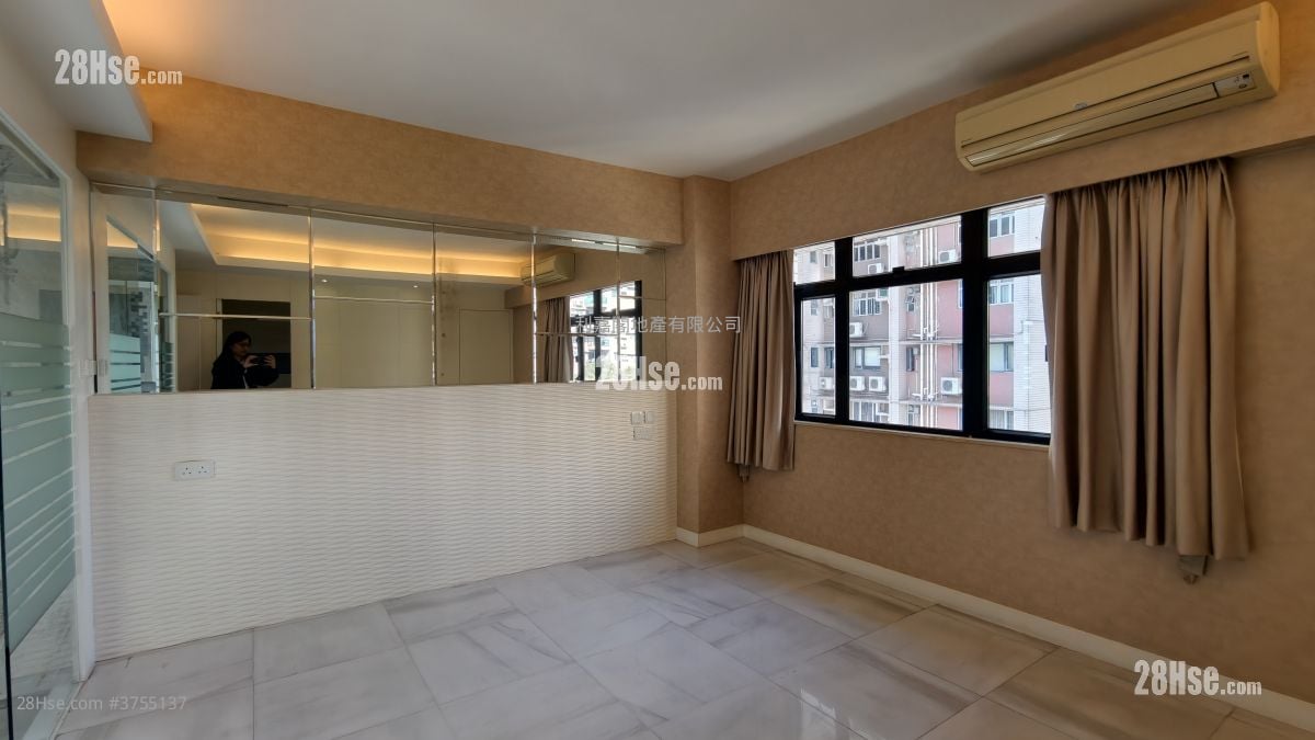 World-Wide Gardens Sell 3 Bedrooms , 2 Bathrooms 1,800 ft²