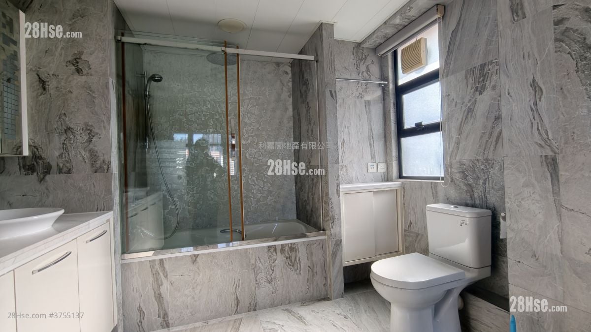 World-Wide Gardens Sell 3 Bedrooms , 2 Bathrooms 1,800 ft²