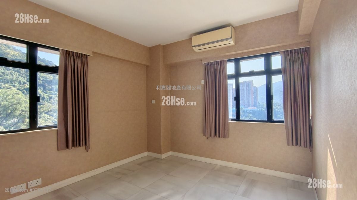 World-Wide Gardens Sell 3 Bedrooms , 2 Bathrooms 1,800 ft²