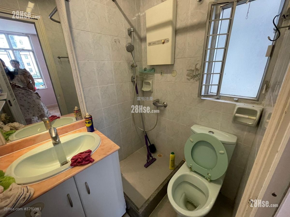 Whampoa Garden Sell 3 Bedrooms , 2 Bathrooms 639 ft²