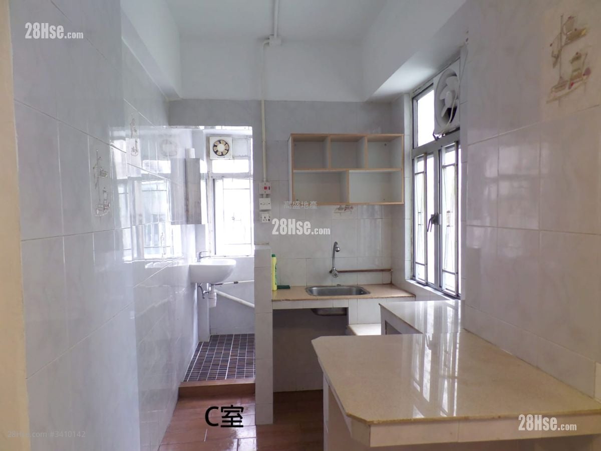 Apartment Sell 3 Bedrooms , 3 Bathrooms 720 ft²