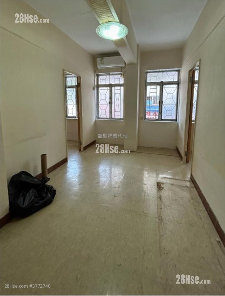 Lok Kwan House Sell 2 Bedrooms , 1 Bathroom 412 ft²