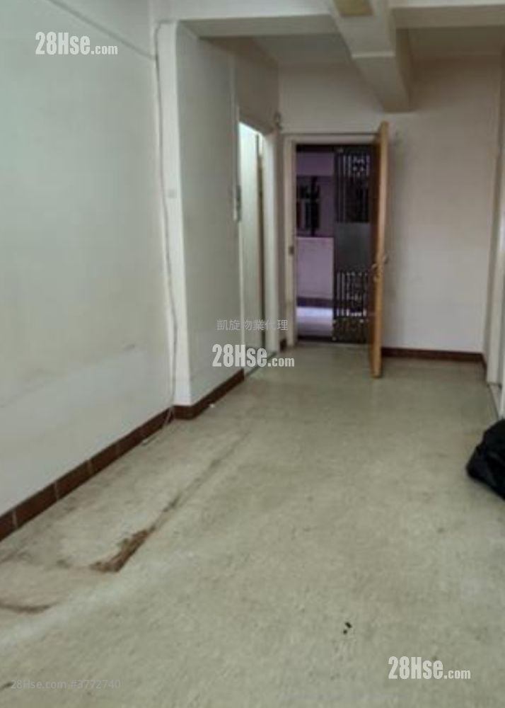 Lok Kwan House Sell 2 Bedrooms , 1 Bathroom 412 ft²